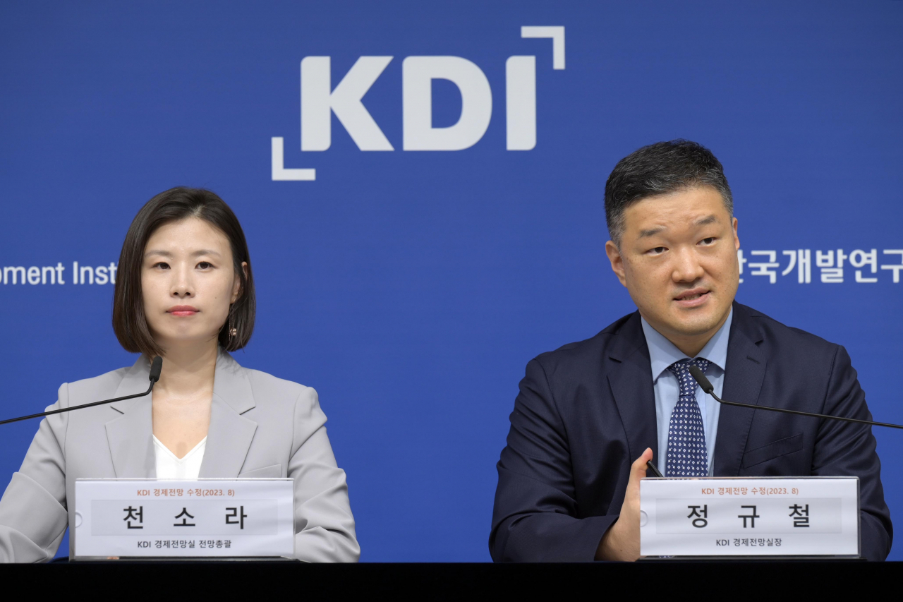 정규철 한국개발연구원(KDI) 경제전망실장과 천소라 경제전망실 전망총괄이 올해 수정 경제전망을 발표하고 기자들의 질의에 답하고 있다.[KDI 제공]
