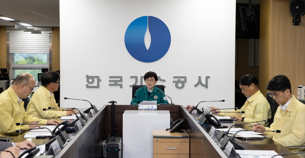 최연혜(가운데) 한국가스공사 사장이 9일 대구 동구 본사에 태풍 대비 전사 상황점검 화상회의를 열고 전국 사업소의 안전관리대책 및 긴급복구태세 등을 점검하고 있다. [한국가스공사 제공]