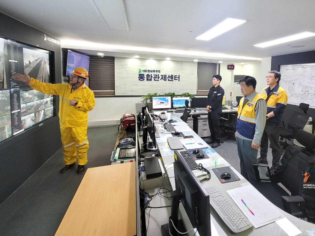 10일 오전 종합관제센터를 찾아 태풍 상황을 점검하는 권오갑(오른쪽 두번째) 회장. [HD현대 제공]