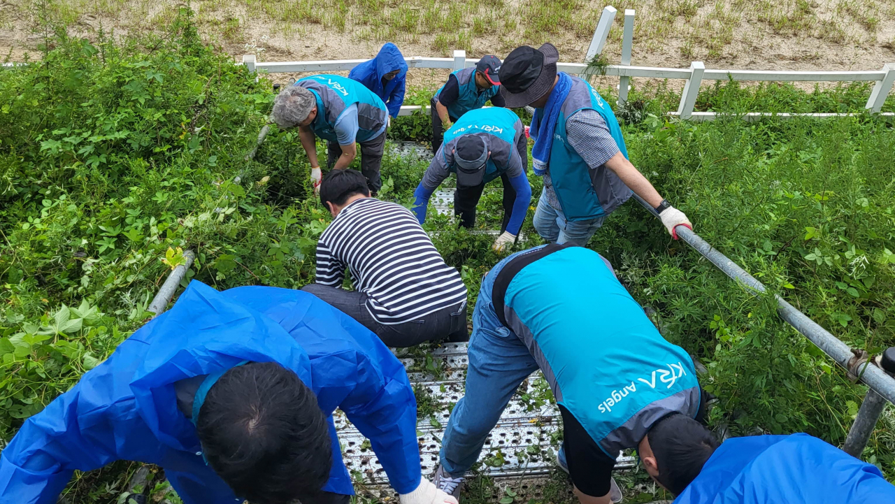 수해복구 봉사활동 나선 한국마사회 임직원, [한국마사회 제공]