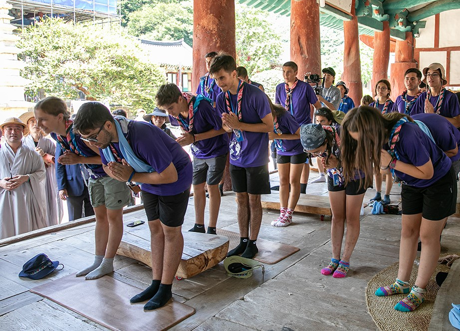 Jamboree Scouts visit the Buddhist temple Seonunsa in Gochang, North Jeolla Province, Wednesday. (Jogye Order of Korean Buddhism)