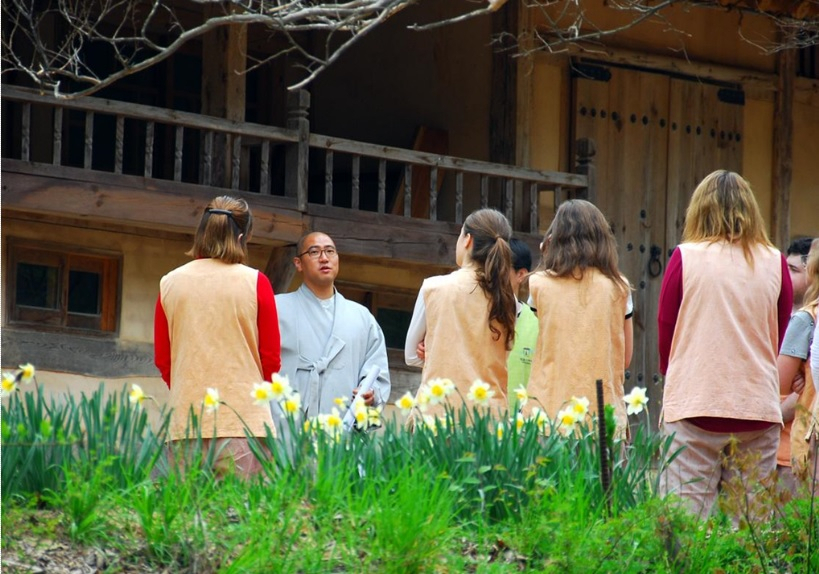 Visitors participate in Sudeoksa's templestay program. (Sudoeksa)