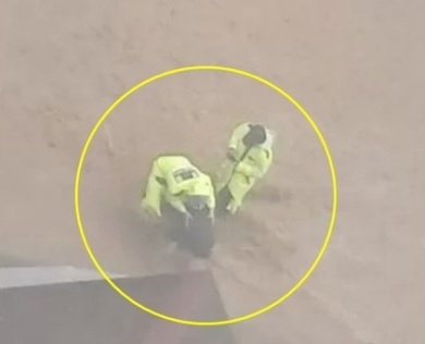 경남경찰청 2기동대 소속 박준희 경위(34)와 홍준성 경장(31)이 10일 오전 9시3분쯤 창원시 성산구 대방동 대암고삼거리에서 급류에 휩쓸린 60대 여성을 구조하고 있다. [경남경찰청 제공]