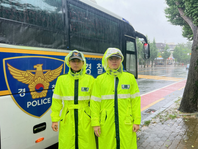 경남경찰청 2기동대 소속 박준희 경위(오른쪽)와 홍준성 경장. [경남경찰청 제공]