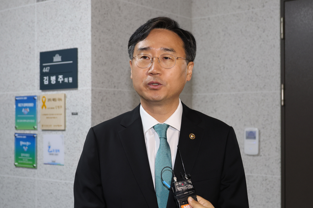 신범철 국방부 차관이 10일 김계환 해병대 사령관에게 문자를 보낸 사실이 없다고 강하게 부인했다. 사진은 신 차관이날 오후 서울 여의도 국회 의원회관에서 국방위 야당 간사인 더불어민주당 김병주 의원에게 고 채수근 상병 사건 수사 관련 사항 보고를 하기에 앞서 취재진 질문에 답하고 있다.[연합]