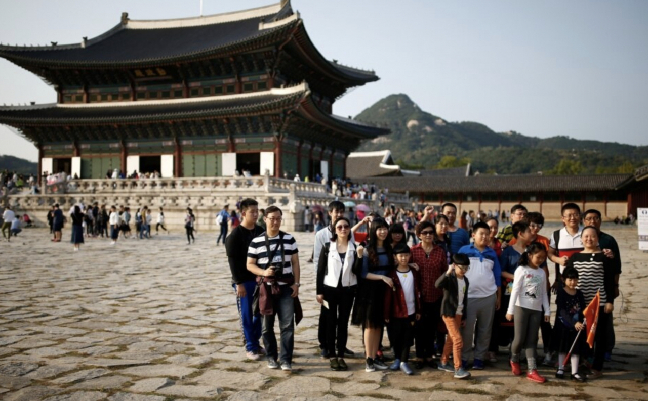 지난 2016년 경복궁을 방문한 중국인 관광객들이 기념사진을 찍고 있다. [로이터]