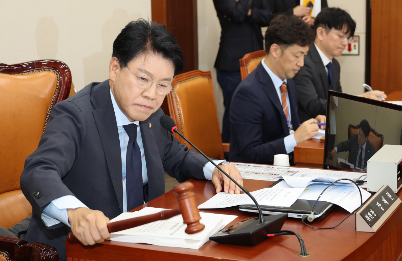 이동관 방송통신위원회 위원장 후보자 인사청문회 실시계획서 채택의 건 등을 논의하기 위해 10일 오전 서울 여의도 국회에서 열린 과학기술정보방송통신위원회 전체회의에서 장제원 위원장이 의사봉을 두드리고 있다. [연합]