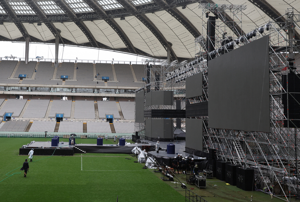 10일 오후 서울 마포구 서울월드컵경기장에서 '2023 새만금 세계 스카우트 잼버리 K팝 슈퍼 라이브' 공연을 위한 무대가 설치되고 있다. [연합]