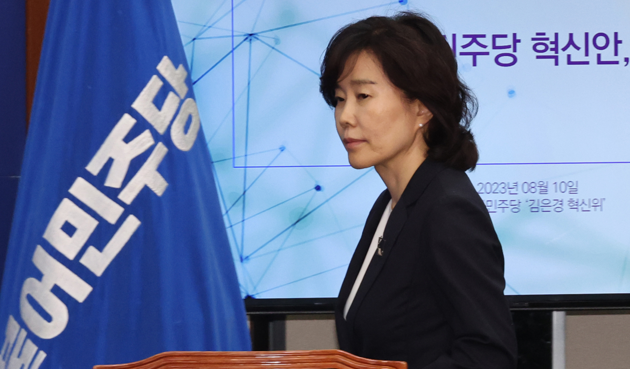 김은경 더불어민주당 혁신위원장이 10일 혁신안 발표를 위해 국회 당 대표실에 입장하고 있다.[연합]