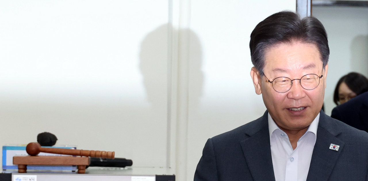이재명 더불어민주당 대표가 10일 국회 당 사무실에서 열린 민생연석회의에 참석하고 있다. [연합]