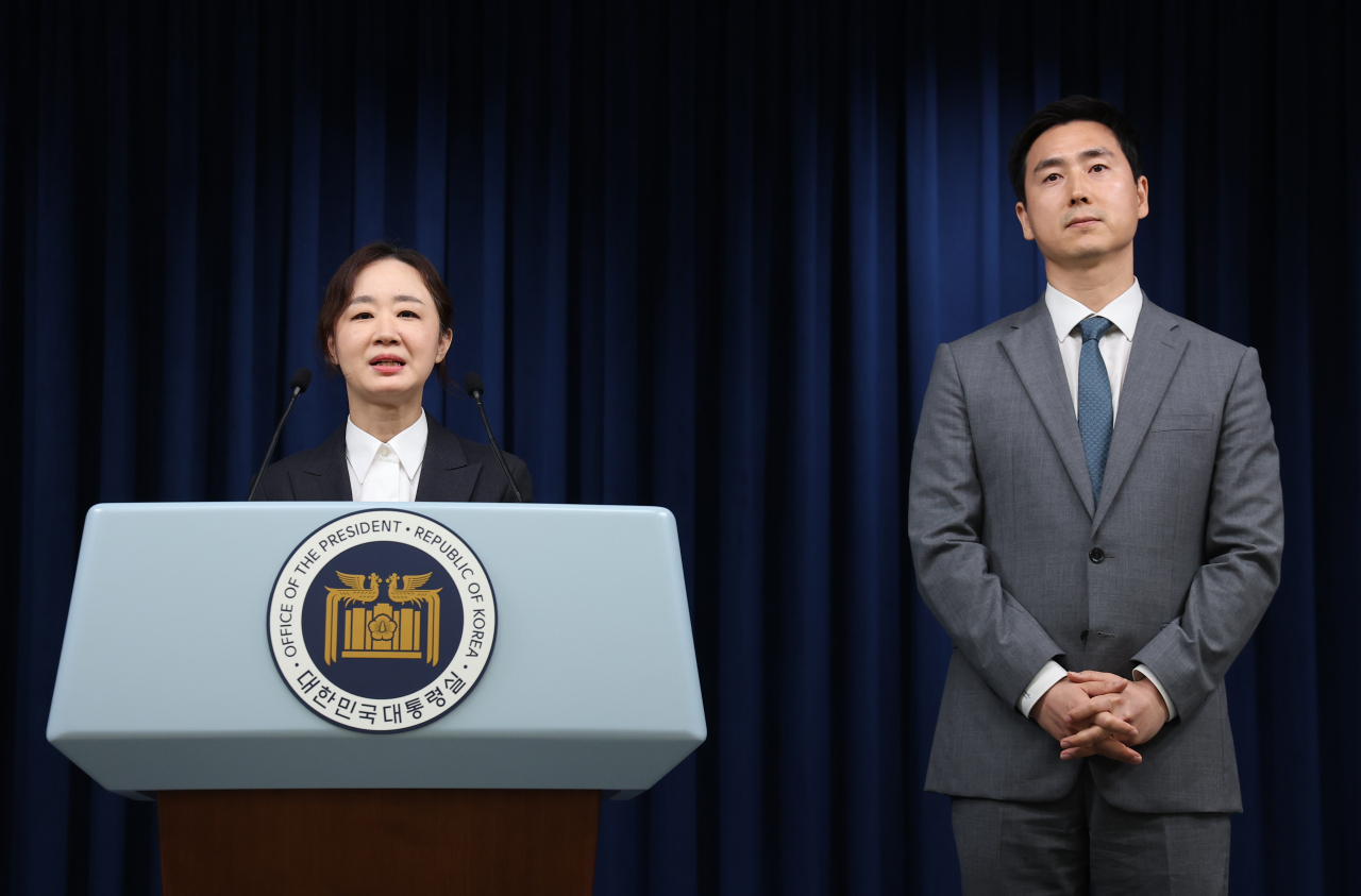 대통령실 신임 부대변인에 임명된 최지현 법률비서관실 선임행정관이 10일 오후 서울 용산 대통령실 청사에서 임명 소감을 밝히고 있다. 오른쪽은 함께 신임 부대변인에 임명된 김기흥 대변인실 행정관. [연합]