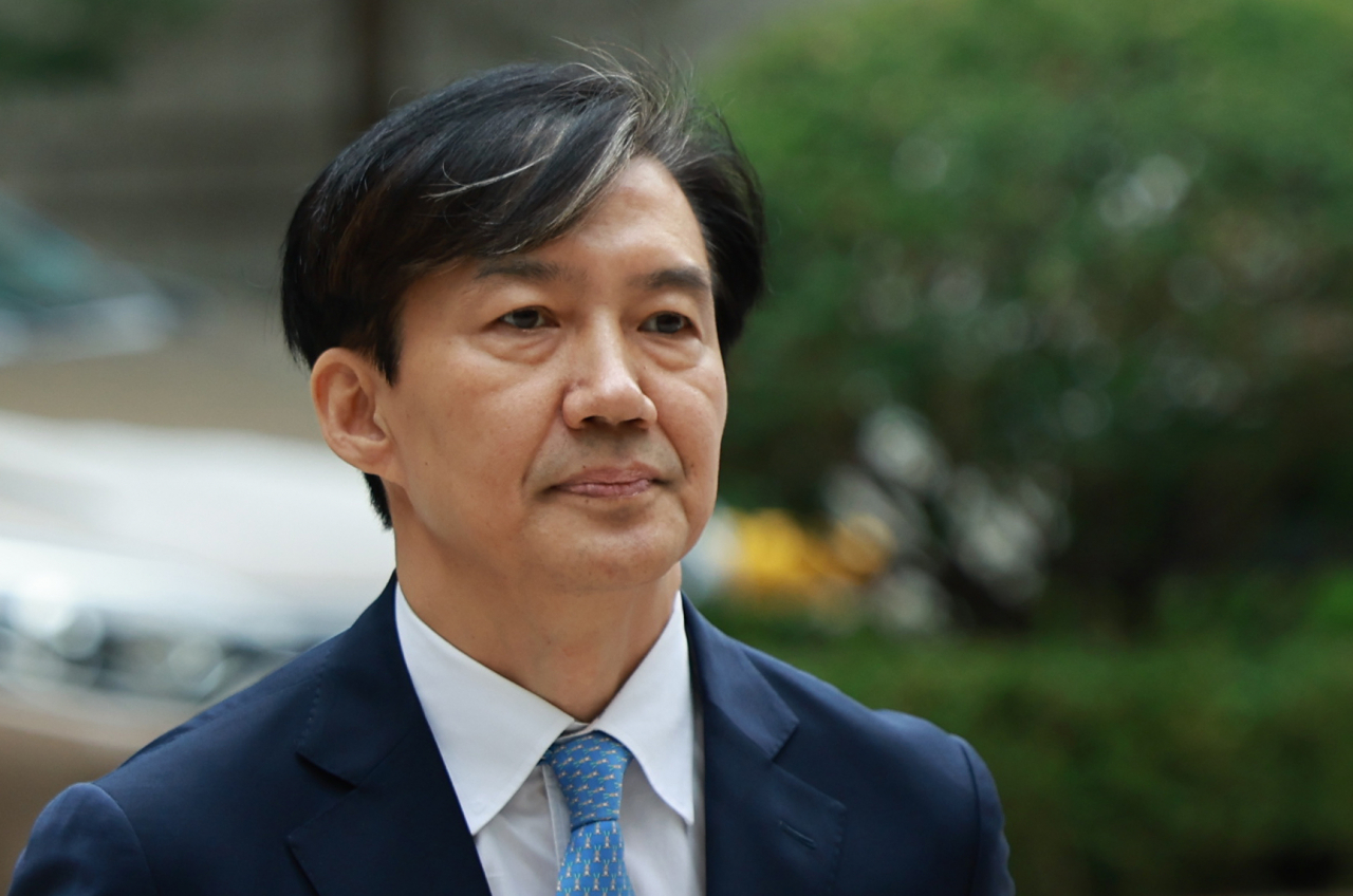 지난달 17일 자녀 입시비리·감찰무마 의혹으로 재판에 넘겨진 조국 전 법무부 장관이 서울 서초구 서울고등법원에서 열린 2심 첫 공판에 출석하고 있다. [연합]
