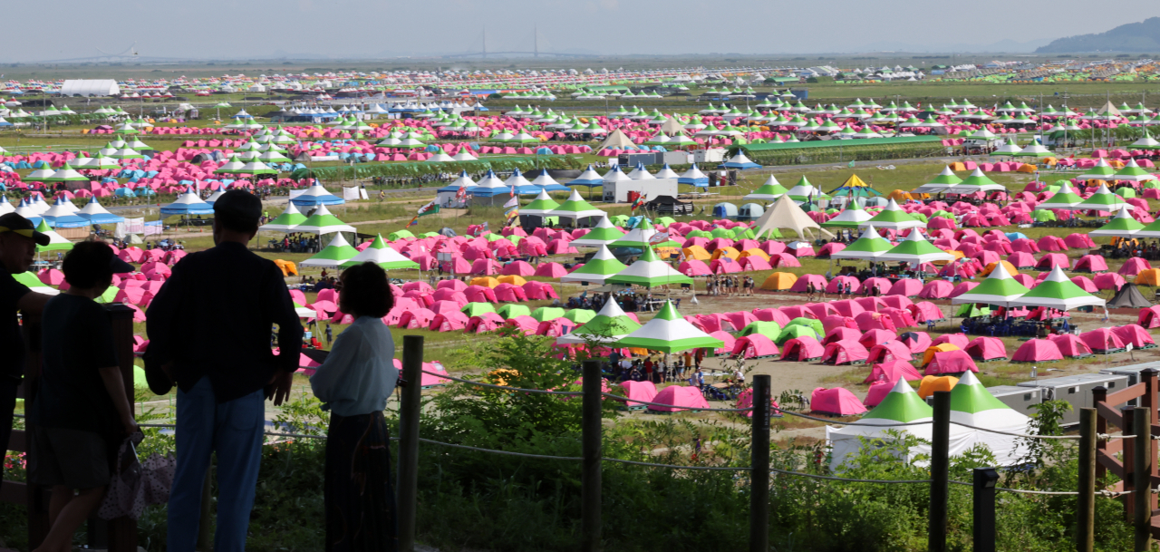 지난 4일 시민들이 전북 부안군 잼버리공원에서 2023 새만금 세계스카우트잼버리 야영장을 구경하고 있다. [연합]