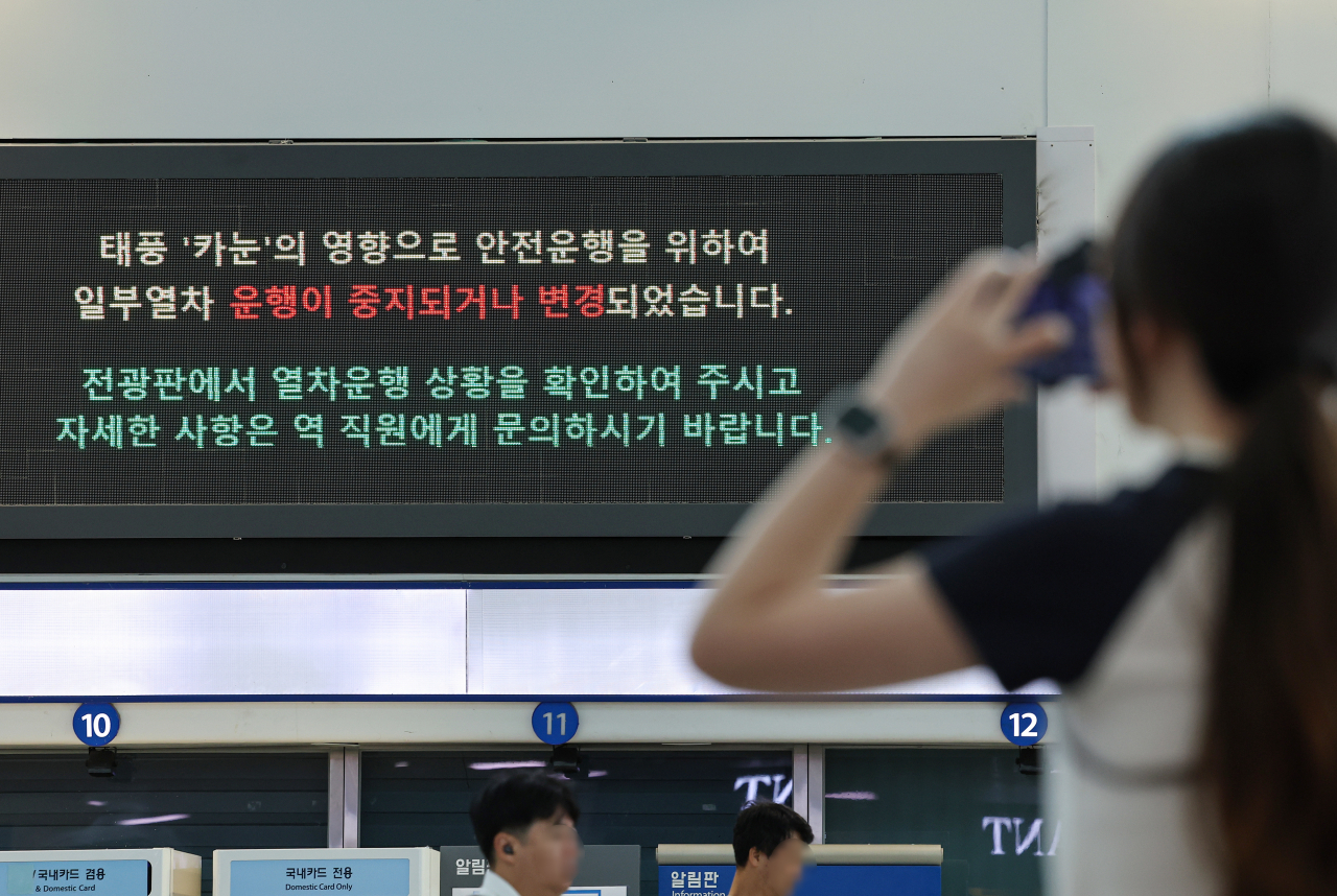 10일 오전 태풍으로 인한 열차 운행 중단·변경 관련 안내가 나오고 있는 서울역 전광판 [연합]