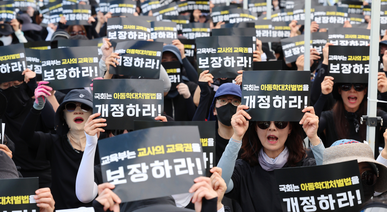 공교육정상화교육주체연대 관계자들이 8일 세종시 정부세종청사 교육부앞에서 공교육 정상화 촉구 집회를 열고 있다. [연합]