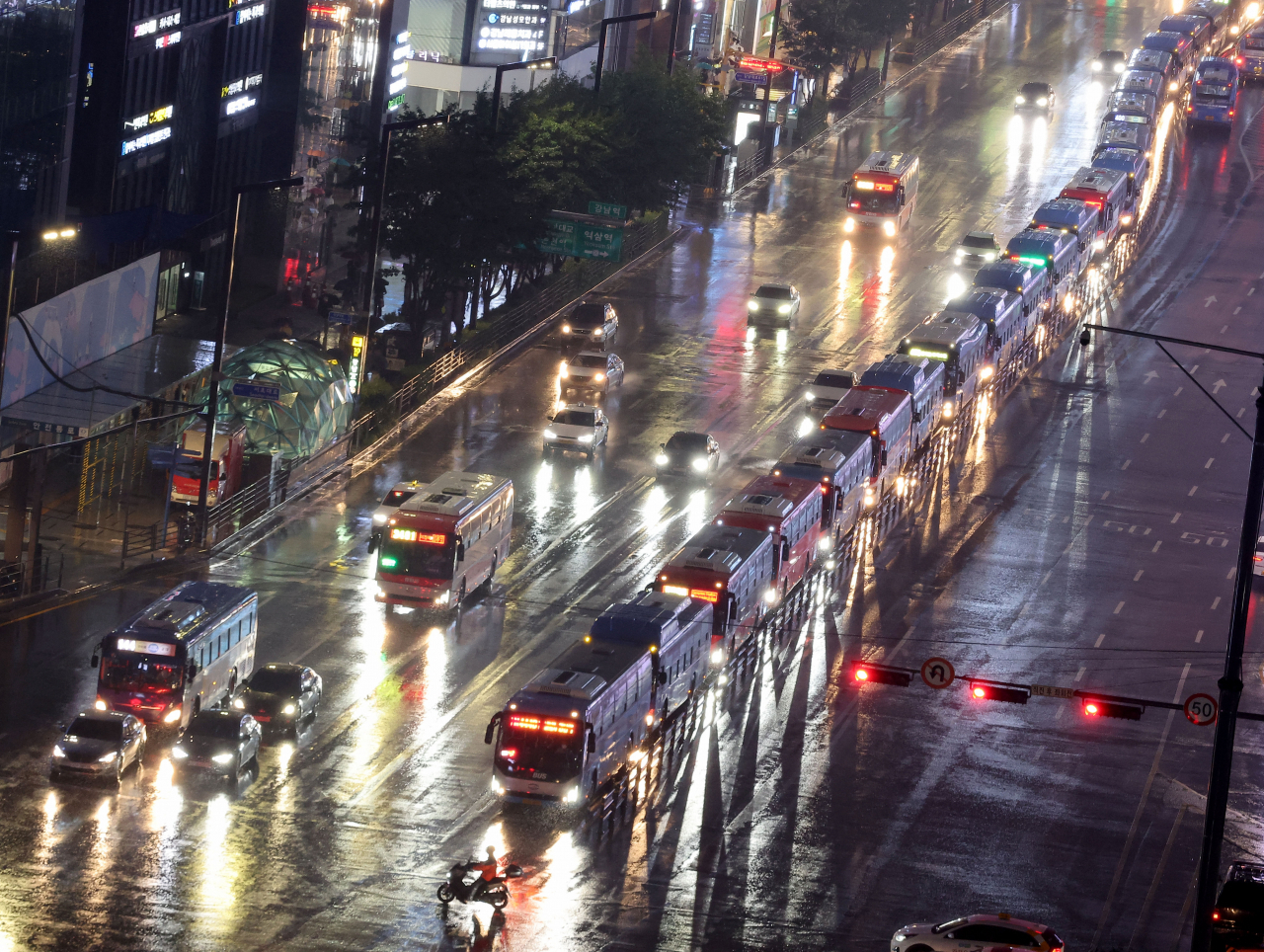 제6호 태풍 '카눈'이 북상해 수도권에 근접한 10일 오후 서울 강남역사거리 버스전용차로가 정체되고 있다. [연합]
