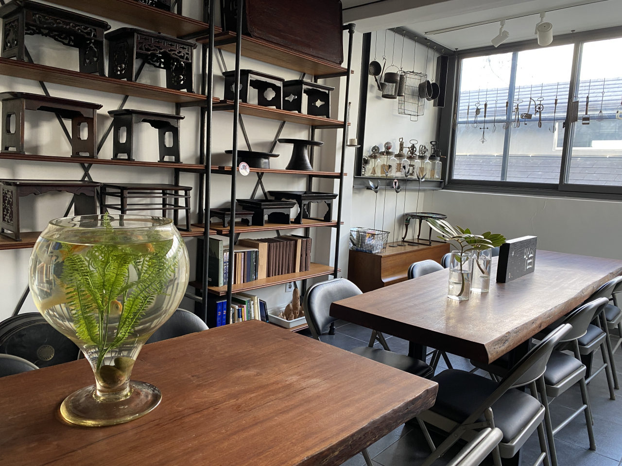 Handicrafts and ceramics fill the room of Bu-eok, an annex of Cafe Gaeppul in Jongno-gu, Seoul. (Hwang Joo-young/The Korea Herald)