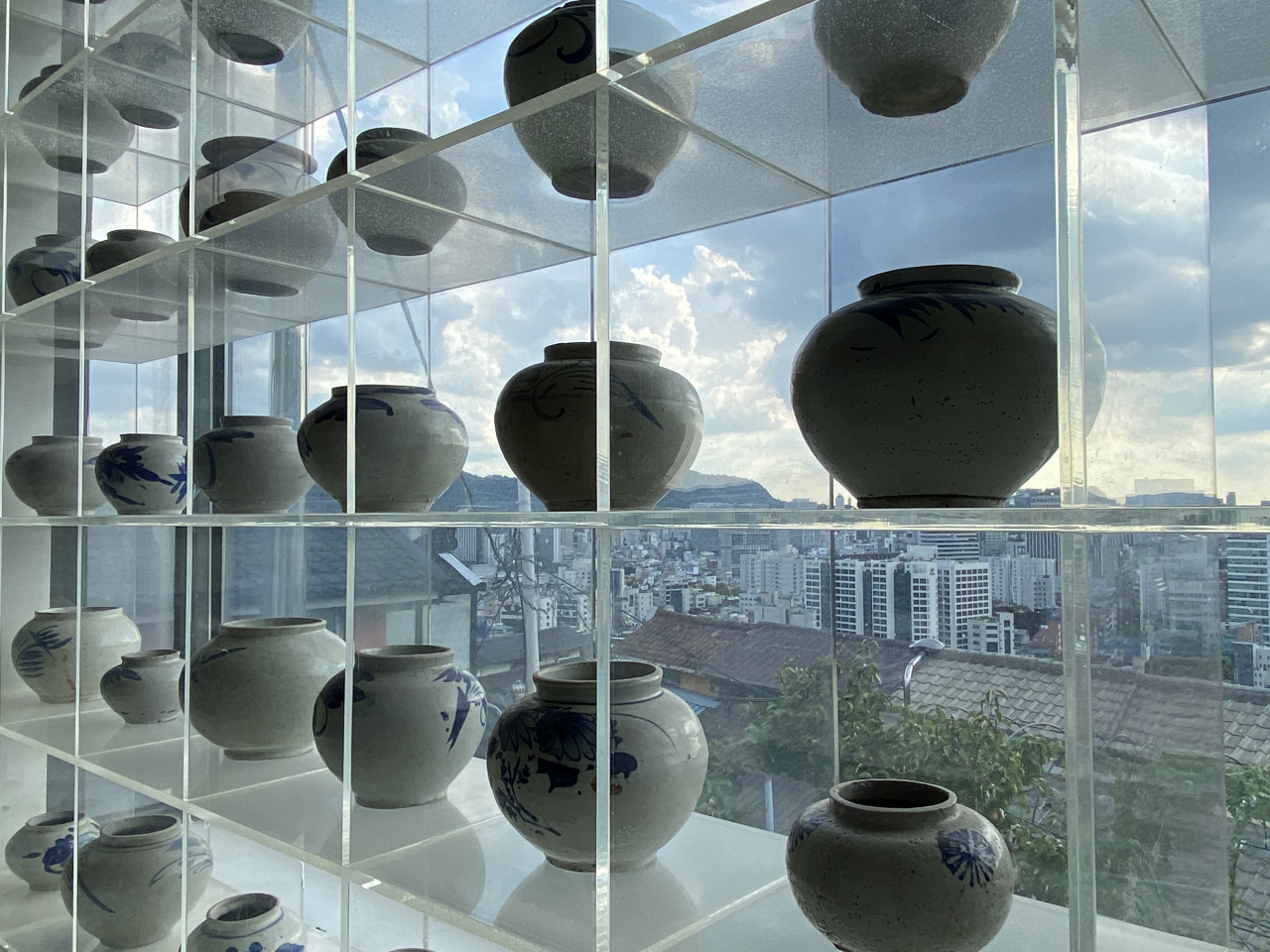 An array of ceramics is displayed along the windows of Cafe Gaeppul in Jongno-gu, Seoul. (Hwang Joo-young/The Korea Herald)