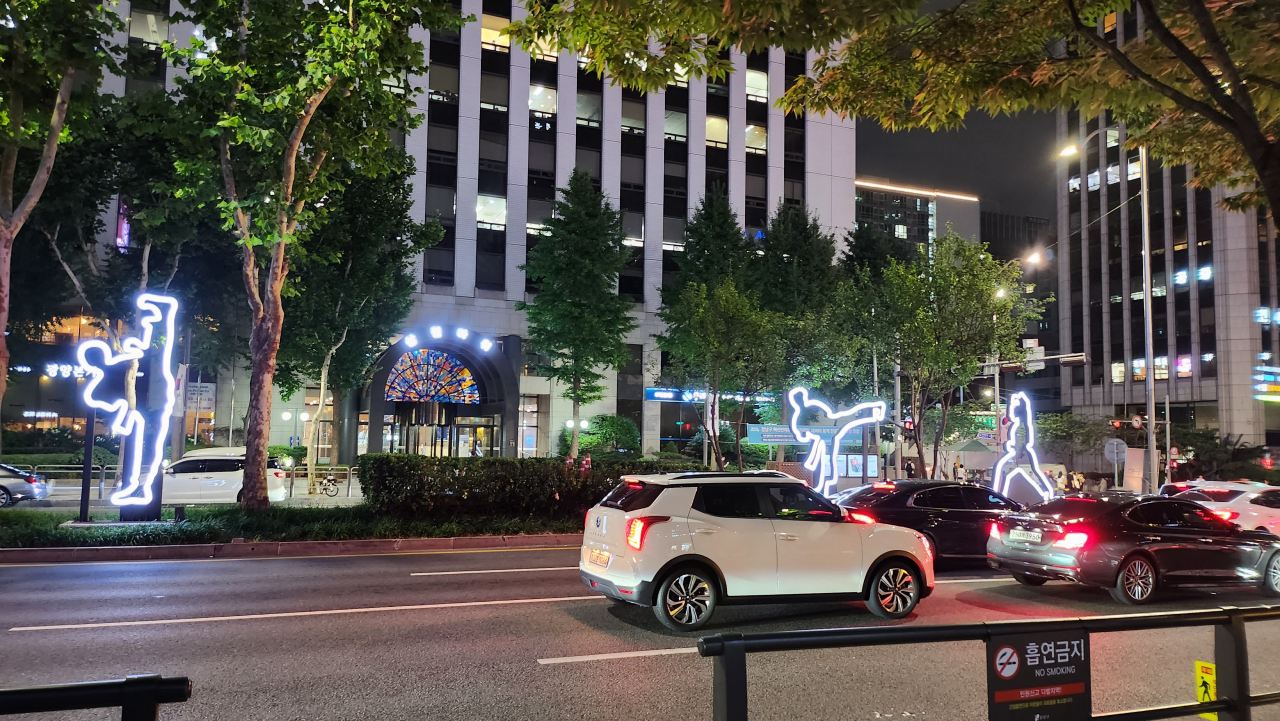 강남구 국기원 사거리에 설치된 태권도 품새 조형물. [강남구 제공]