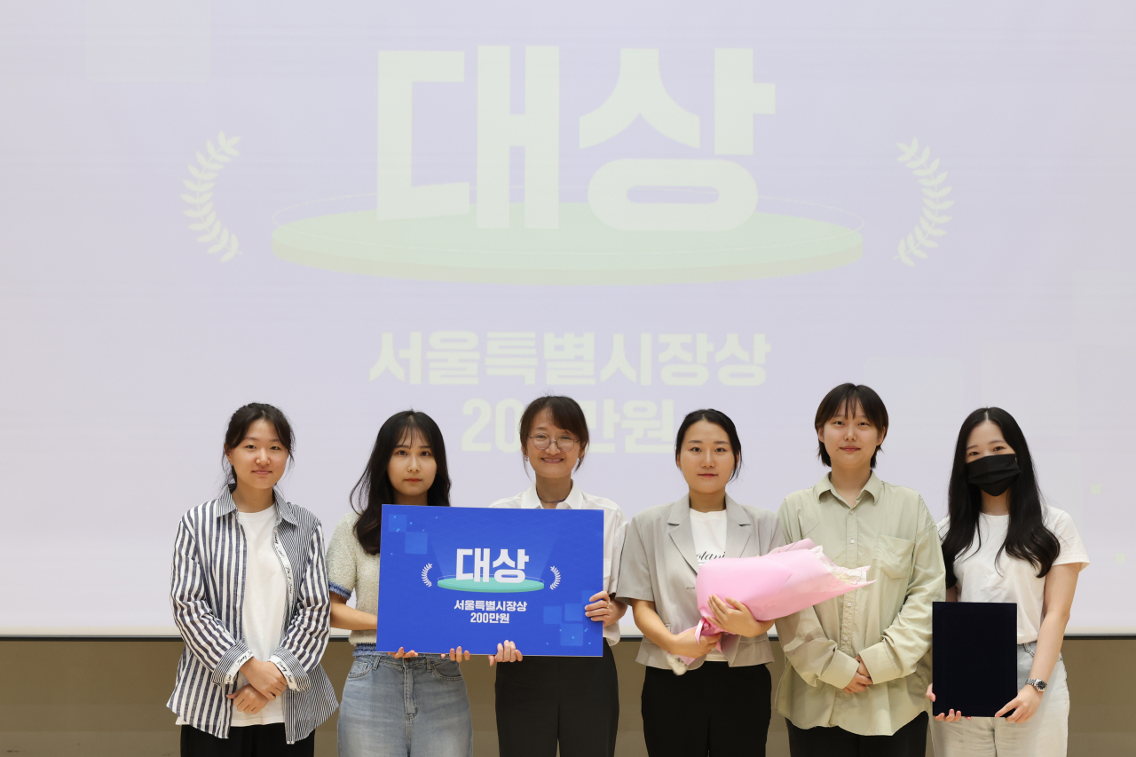 서울시여성가족재단은 인공지능(AI)을 활용한 시각장애인용 복약관리서비스 ‘보약’을 만든 ‘포춘쿠키’팀이 ‘2023 서울 우먼테크 해커톤’ 대회에서 우승했다고 11일 밝혔다. 사진은 대상을 받은 ‘포춘쿠키’팀. [서울시 제공]