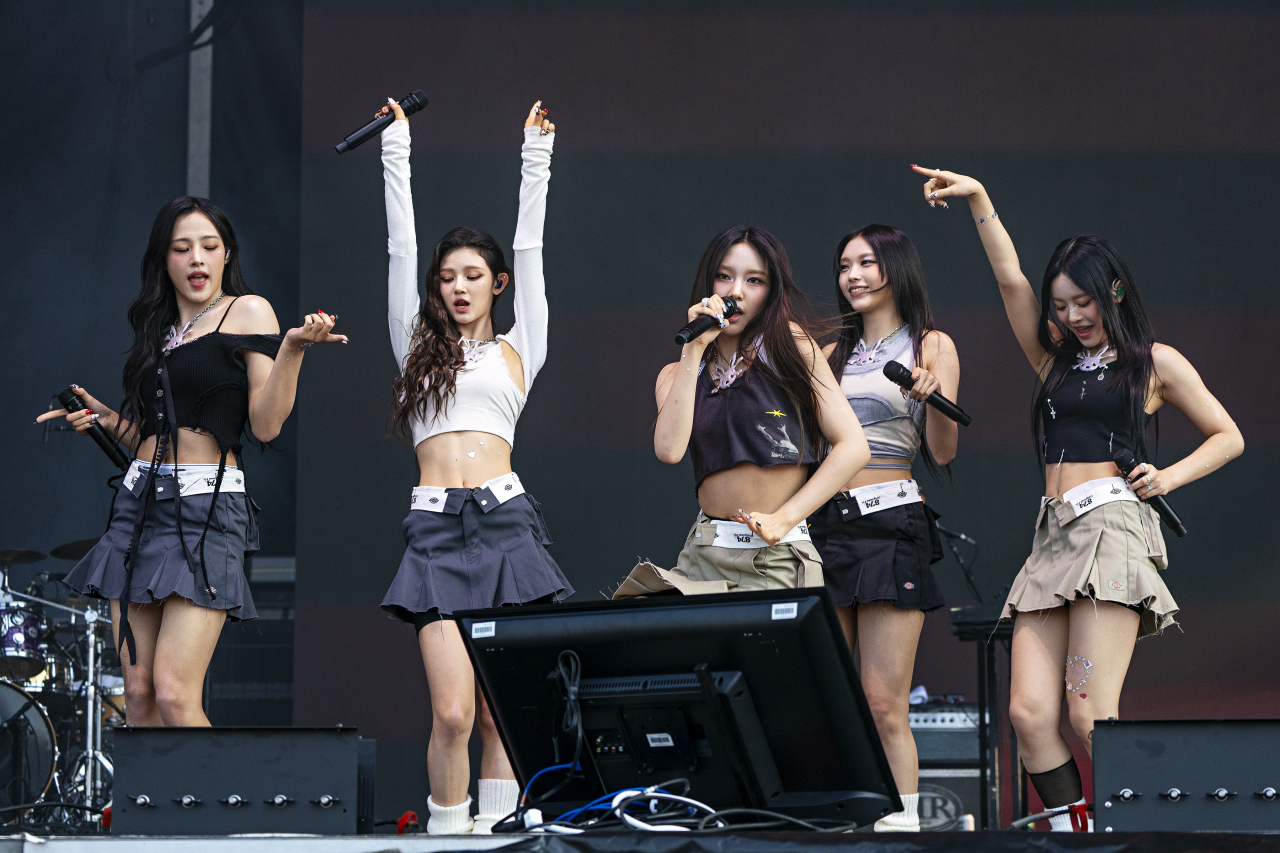 걸그룹 뉴진스가 3일(현지시간) 미국 시카고 도심 공원 그랜트파크에서 열린 초대형 록 페스티벌 '롤라팔루자'(Lollapalooza)에서 공연하고 있다. 왼쪽부터 민지, 다니엘, 혜인, 해린, 하니. 룰라팔루자는 1991년 '대안 문화 축제'를 모토로 시작돼 연평균 170여 인기 그룹을 초청한다. [연합]