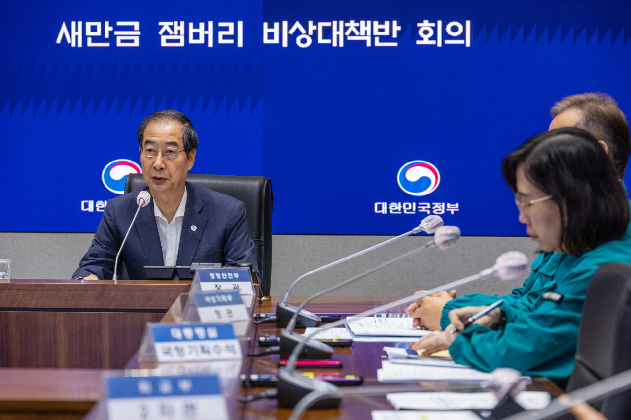 한덕수 국무총리가 11일 오전 서울 종로구 정부서울청사에서 열린 새만금 잼버리 비상대책반 회의에 참석해 이날 오후 서울 월드컵경기장에서 열리는 폐영식과 K-POP 페스티벌의 안전에 대해 발언하고 있다. [연합]