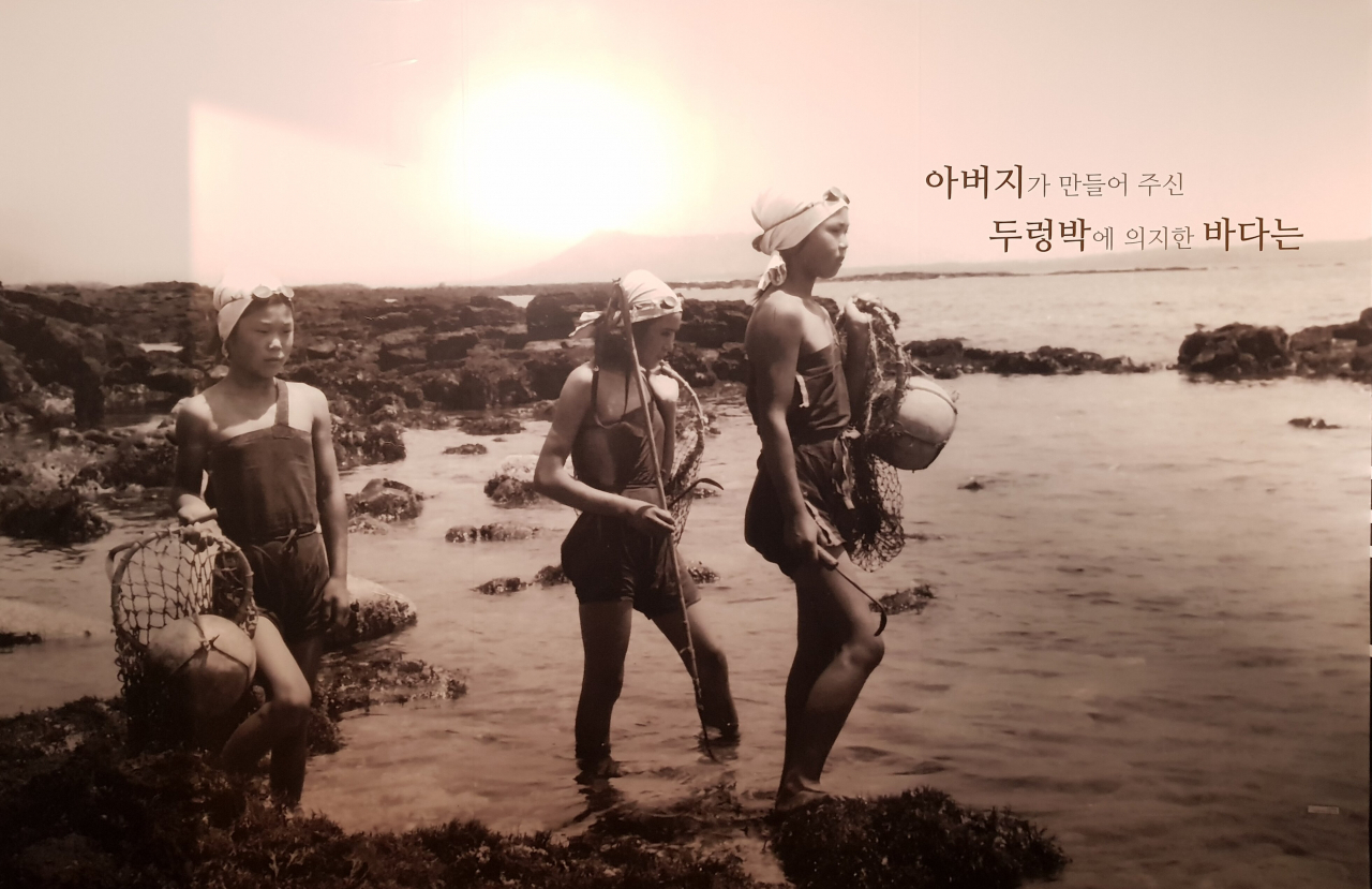 해녀 박물관 옛사진. 큰 거북을 만날지도 모르는 물질, 어린 해녀에겐 여전히 설레는 물질. 그리고 참았던 숨을 수면위에 나오자 마자 쏟아내는, 쇳소리 나는 숨비소리. 잠수복이 없던 시절, 그들은 내구성이 좋은 갈옷을 입었다.
