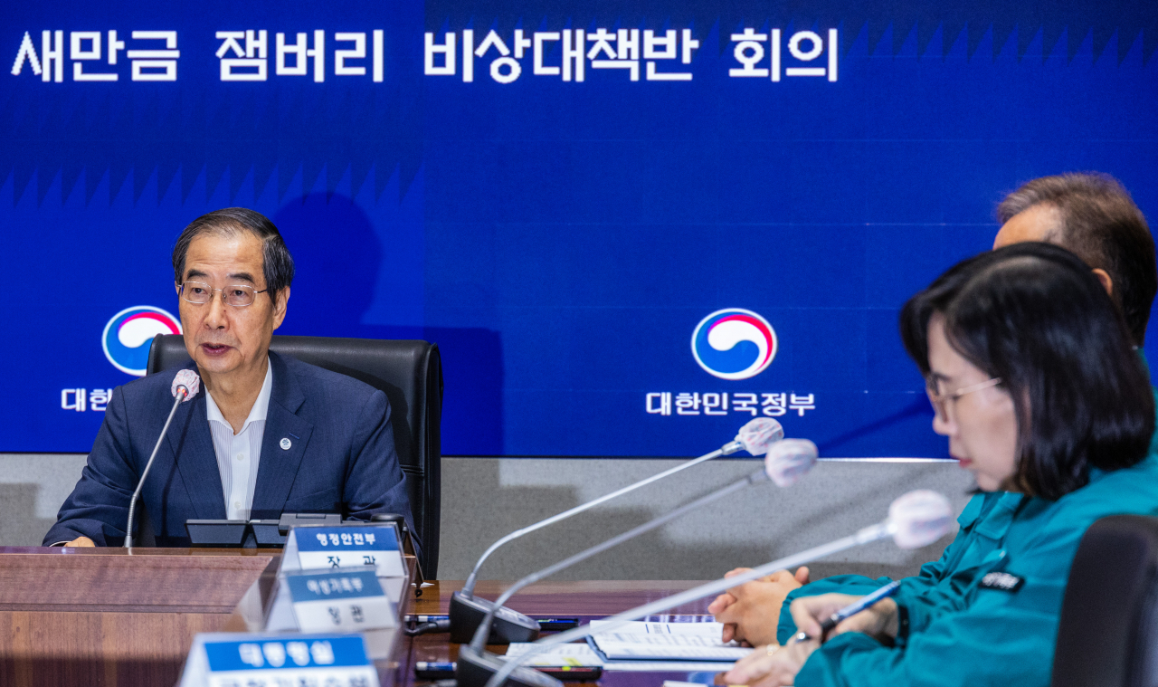 한덕수 국무총리가 11일 오전 서울 종로구 정부서울청사에서 열린 새만금 잼버리 비상대책반 회의에 참석해 이날 오후 서울 월드컵경기장에서 열리는 폐영식과 K-POP 페스티벌의 안전에 대해 발언하고 있다. [연합]