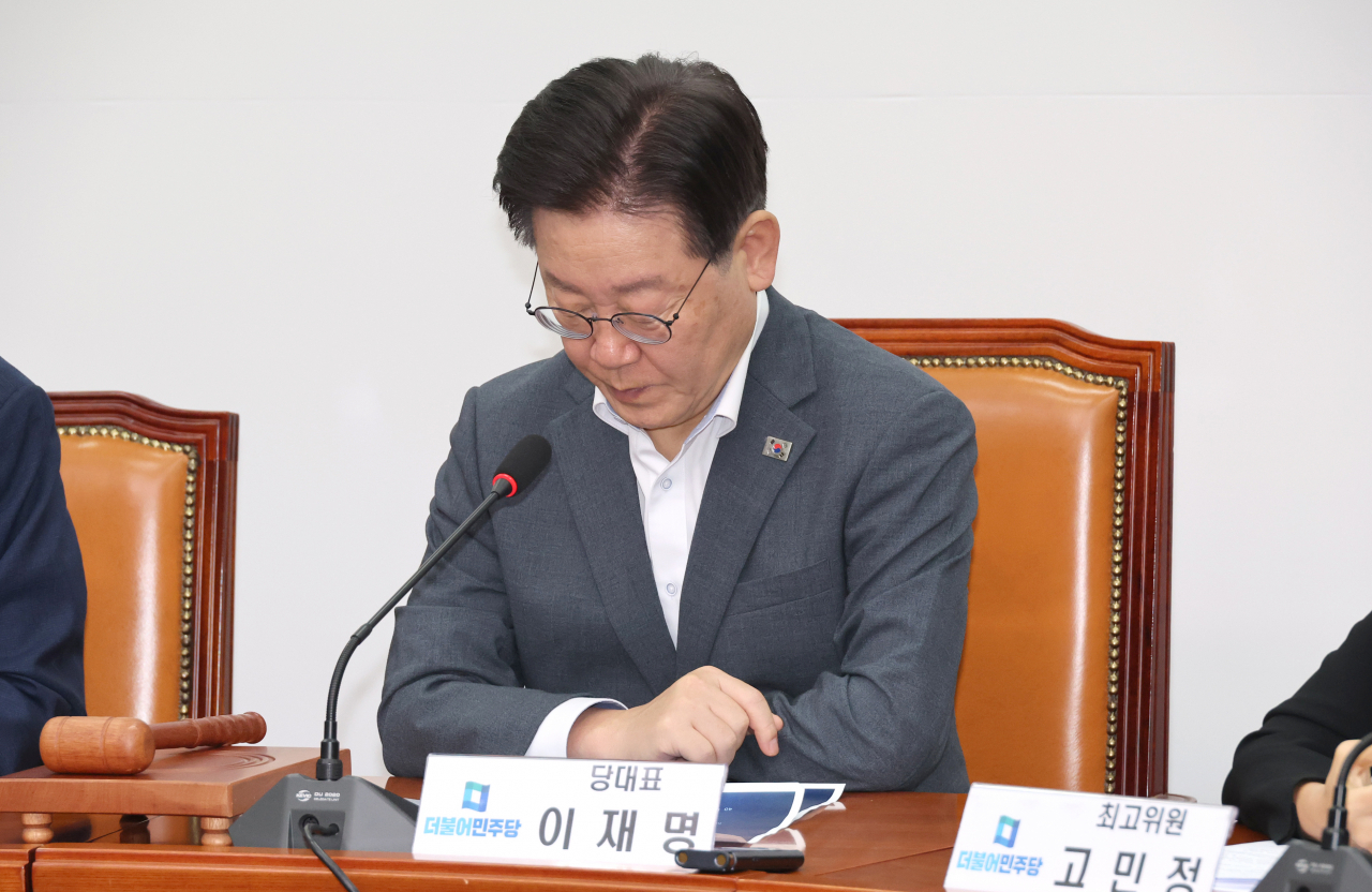 이재명 더불어민주당 대표가 11일 국회에서 최고위원회의를 하고 있다. [연합]