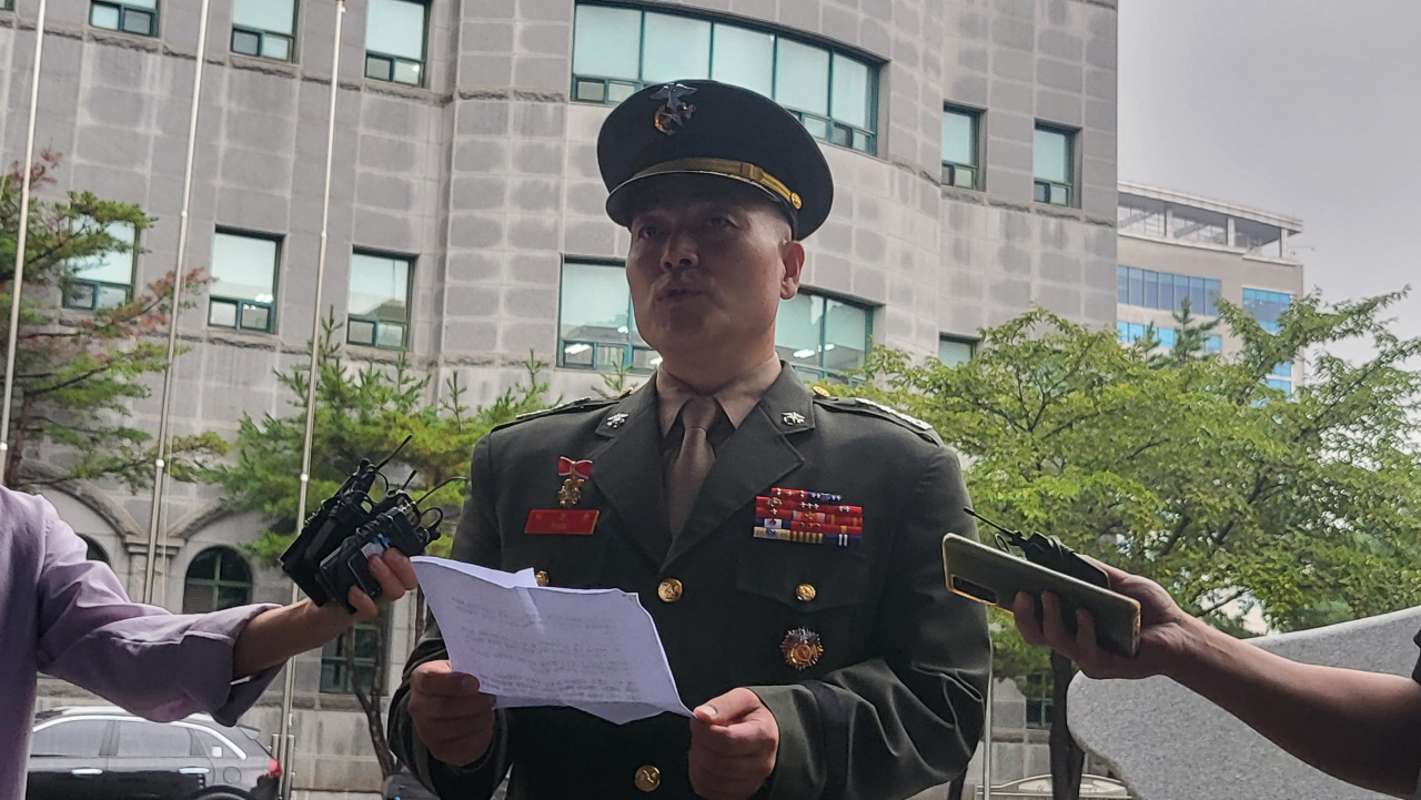 고(故) 채수근 상병 사망 사고를 조사했다 ‘집단항명 수괴’ 등의 혐의로 수사대상이 되고 보직해임된 전 해병대 수사단장 박정훈 대령은 11일 수사과정에서 수사외압과 부당지시가 있었다며 국방부 검찰단 수사를 거부하겠다고 밝혔다. [오상현 기자]