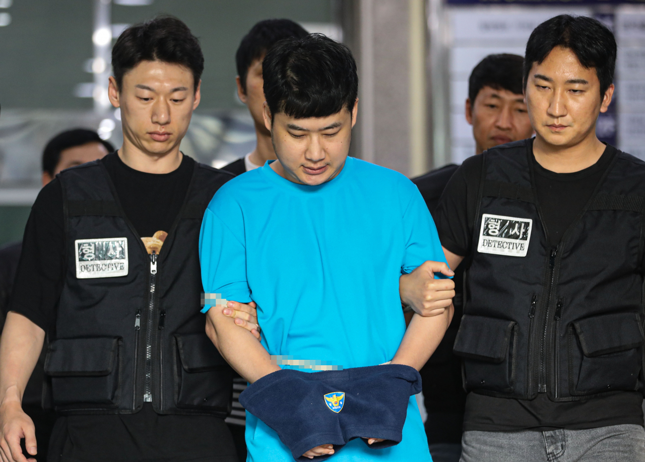 신림동 흉기난동 사건 피의자 조선이 28일 서울 관악구 관악경찰서에서 검찰로 송치되고 있다. 조선은 지난 21일 신림역 20대 남성을 흉기로 살해한 뒤 추가로 30대 남성 3명에게 잇따라 흉기를 휘둘렀다. 임세준 기자