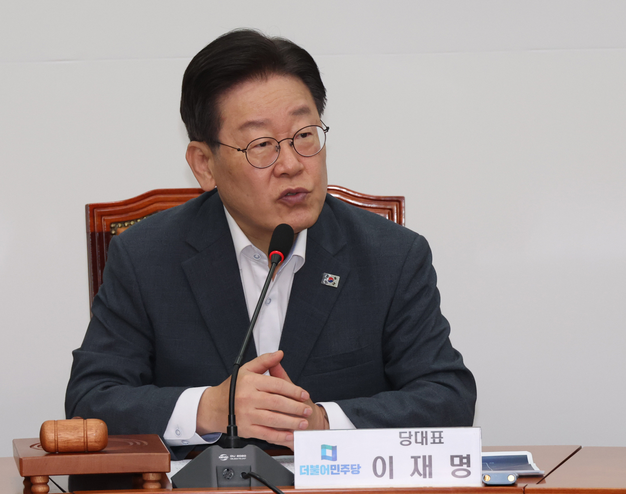 이재명 더불어민주당 대표가 11일 국회에서 최고위원회의를 하고 있다. [연합]