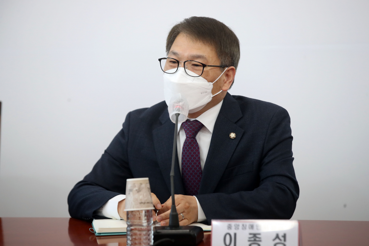 국민의힘 중앙장애인위원장인 이종성 의원이 1일 서울 여의도 국회에서 열린 전국장애인거주시설 이용자 부모회와의 간담회에서 인사말을 하고 있다.이상섭 기자