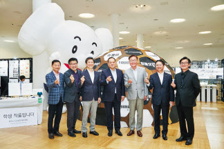 김준(왼쪽 다섯번째) SK이노베이션 부회장이 김지용(왼쪽 네번째) 학교법인 국민학원 이사장, 정승렬(왼쪽 세번째) 국민대 신임 총장, 오종훈(왼쪽 여섯번째) SK에너지 P&M CIC대표 등과 기념촬영하고 있다. [SK이노베이션 제공]