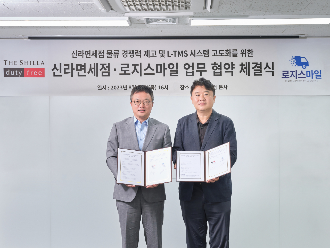 김태호(왼쪽) 호텔신라 TR부문장(부사장)과 최경준 로지스마일 대표가 10일 서울 중구 호텔신라 장충사옥에서 상생협력을 위한 업무 협약을 체결한 후 기념촬영을 하고 있다. [신라면세점 제공]