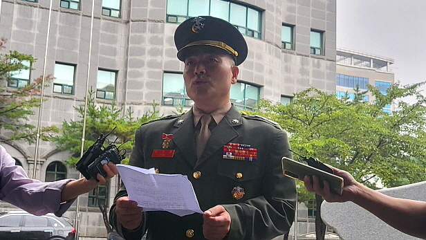 고(故) 채수근 상병 사망 사고를 조사했다 ‘집단항명 수괴’ 등의 혐의로 수사대상이 되고 보직해임된 전 해병대 수사단장 박정훈 대령은 11일 수사과정에서 수사외압과 부당지시가 있었다며 국방부 검찰단 수사를 거부하겠다고 밝혔다. [오상현 기자]