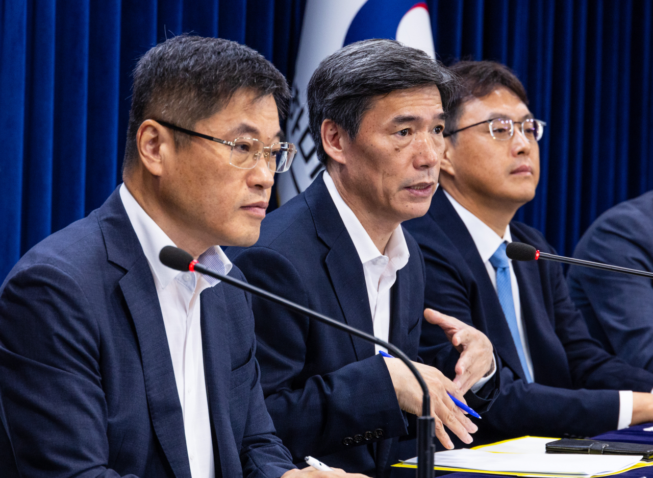 박구연 국무조정실 1차장(왼쪽 두 번째)이 11일 오전 서울 종로구 정부서울청사에서 열린 후쿠시마 원전 오염수 방류 관련 일일 브리핑에서 취재진 질문에 답하고 있다. [연합]