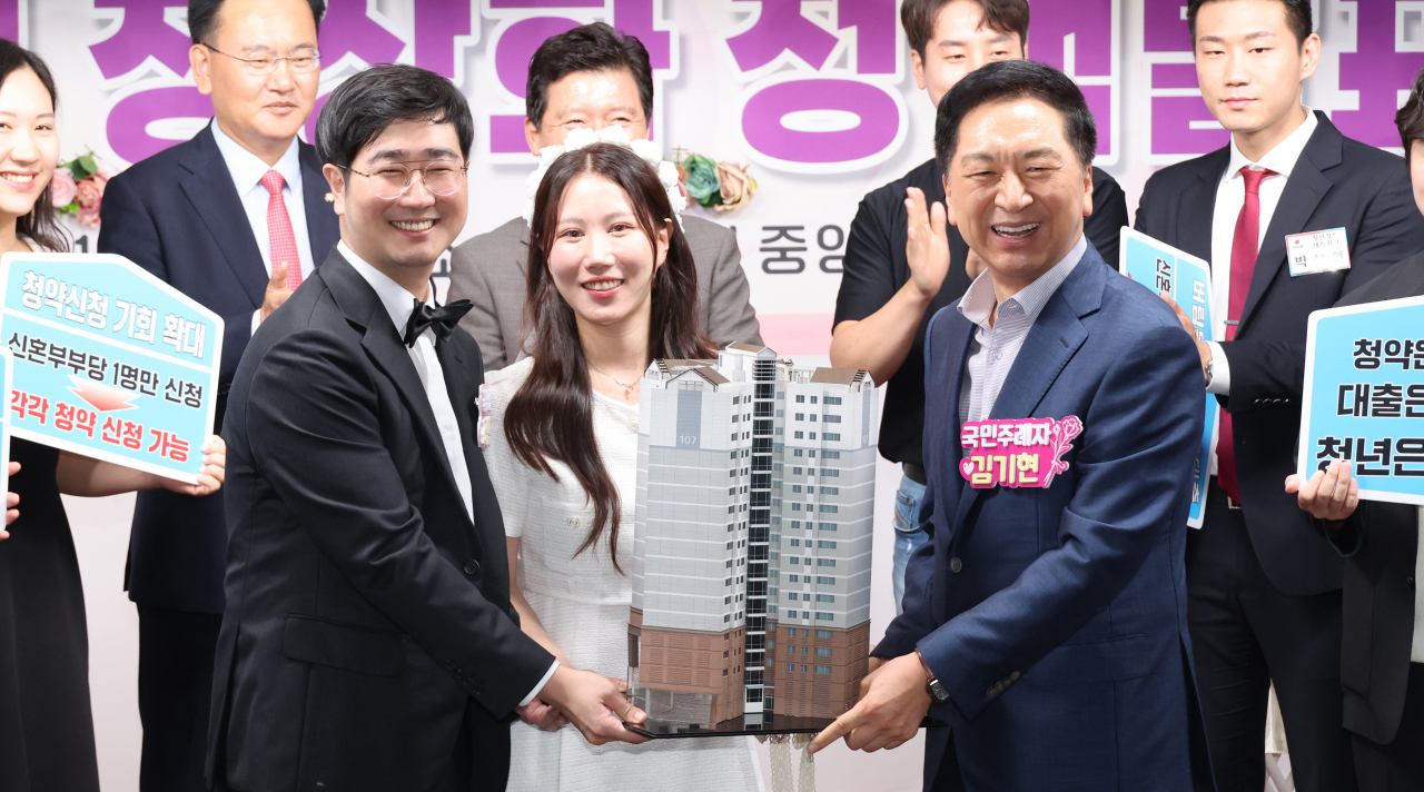 김기현 국민의힘 대표가 11일 여의도 당사에서 열린 신혼부부 주거안정 대책 관련 가상의 결혼식 행사에 참여하고 있다. [연합]