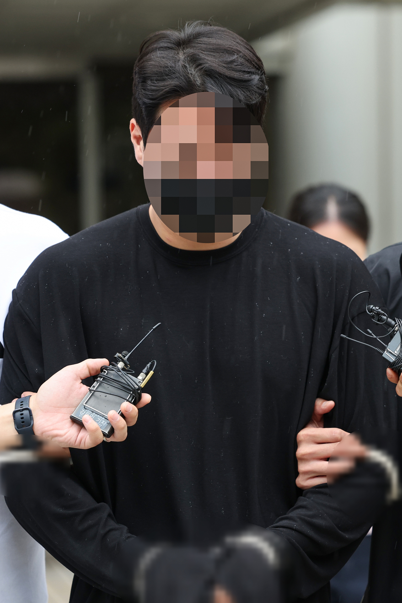 약물을 복용한 채 운전하다가 사고를 내 행인을 다치게 한 혐의를 받는 신모씨가 11일 서울 서초구 서울중앙지방법원에서 구속 전 피의자 심문(영장실질심사)을 마친 뒤 이동하고 있다. [연합뉴스]