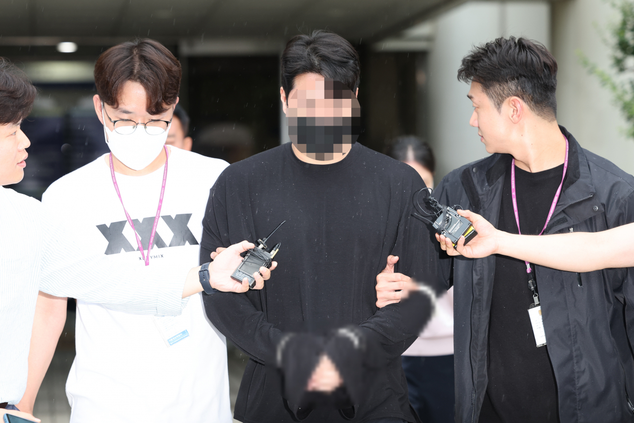 약물을 복용한 채 운전하다가 사고를 내 행인을 다치게 한 혐의를 받는 신모씨가 11일 서울 서초구 서울중앙지방법원에서 구속 전 피의자 심문(영장실질심사)을 마친 뒤 이동하고 있다. [연합뉴스]