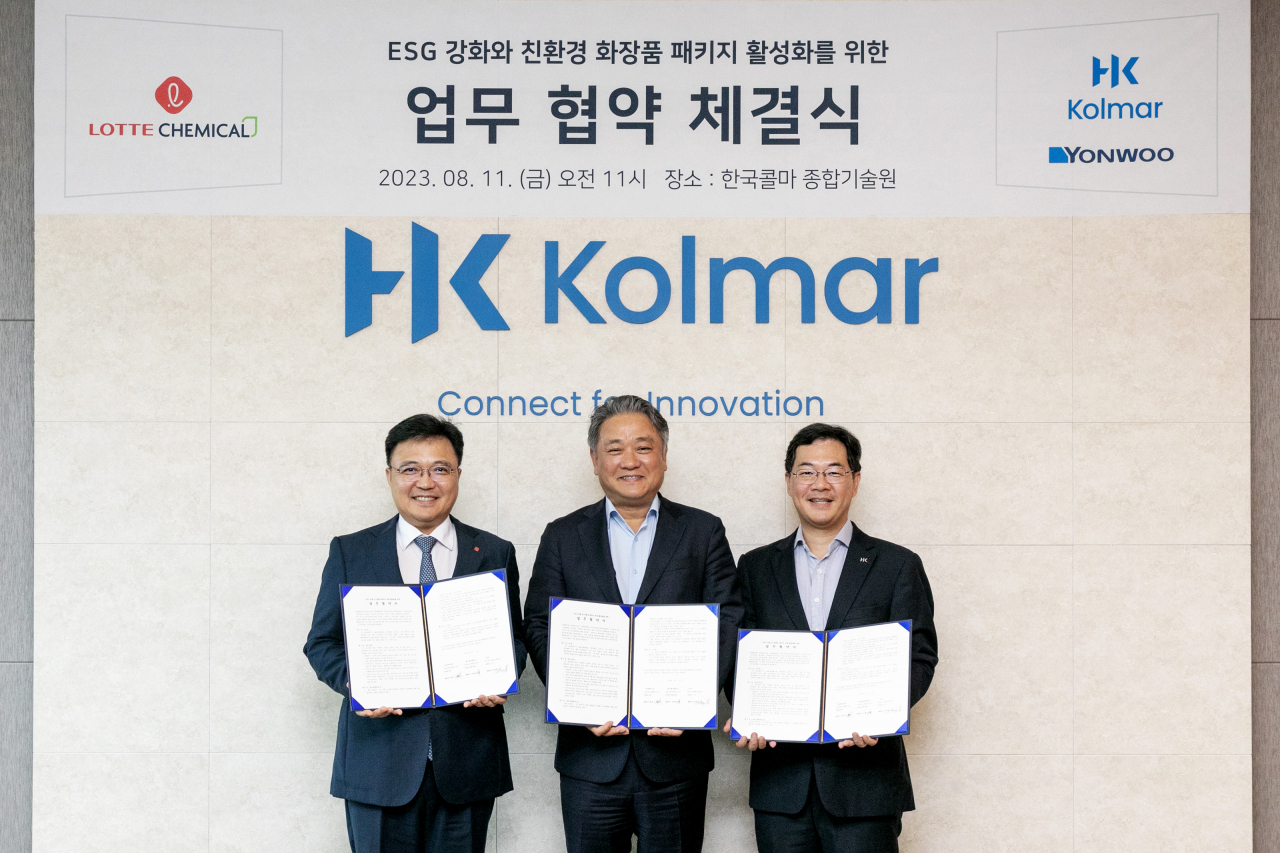 롯데케미칼 황진구(왼쪽) 기초소재사업 대표. 한국콜마홀딩스 안병준 대표(왼쪽에서 2번째), 연우 박상용 대표가 MOU를 체결하고 기념사진을 찍고 있다. [롯데케미칼 제공]