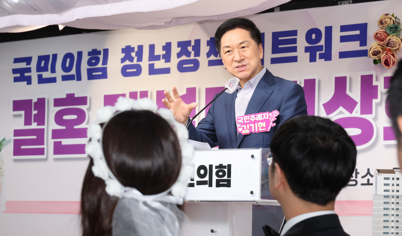 김기현 국민의힘 대표가 11일 여의도 당사에서 열린 신혼부부 주거안정 대책 관련 가상의 결혼식 행사에 참여하고 있다. 결혼 후 가구 소득이 늘어난 맞벌이 신혼부부들이 저금리 대출 혜택에서 제외되는 문제를 해소하겠다는 취지다. [연합]