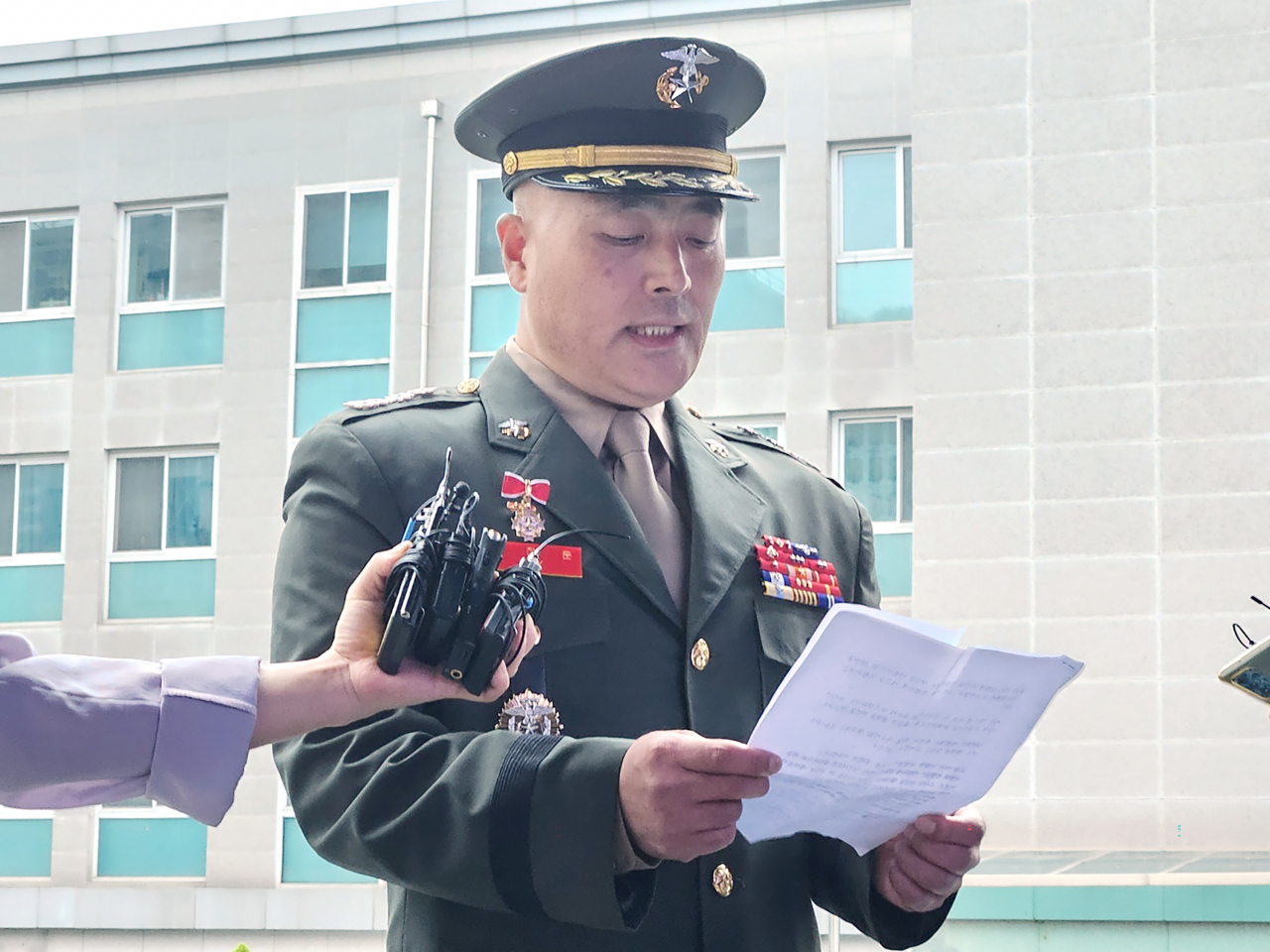 고(故) 채수근 상병 수사와 관련해 '집단항명 수괴' 혐의로 입건된 박정훈 전 해병대 수사단장이 11일 서울 용산구 국방부 검찰단 앞에서 입장문을 읽고 있다.[연합]