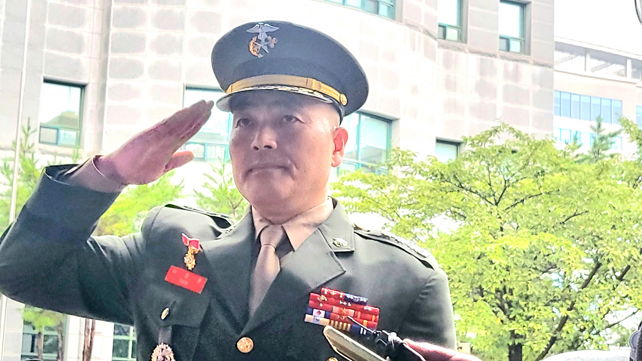 고(故) 채수근 상병 수사와 관련해 '집단항명 수괴' 혐의로 입건된 박정훈 전 해병대 수사단장이 11일 서울 용산구 국방부 검찰단 앞에서 입장을 밝히기 위해 대기하고 있다. [연합]