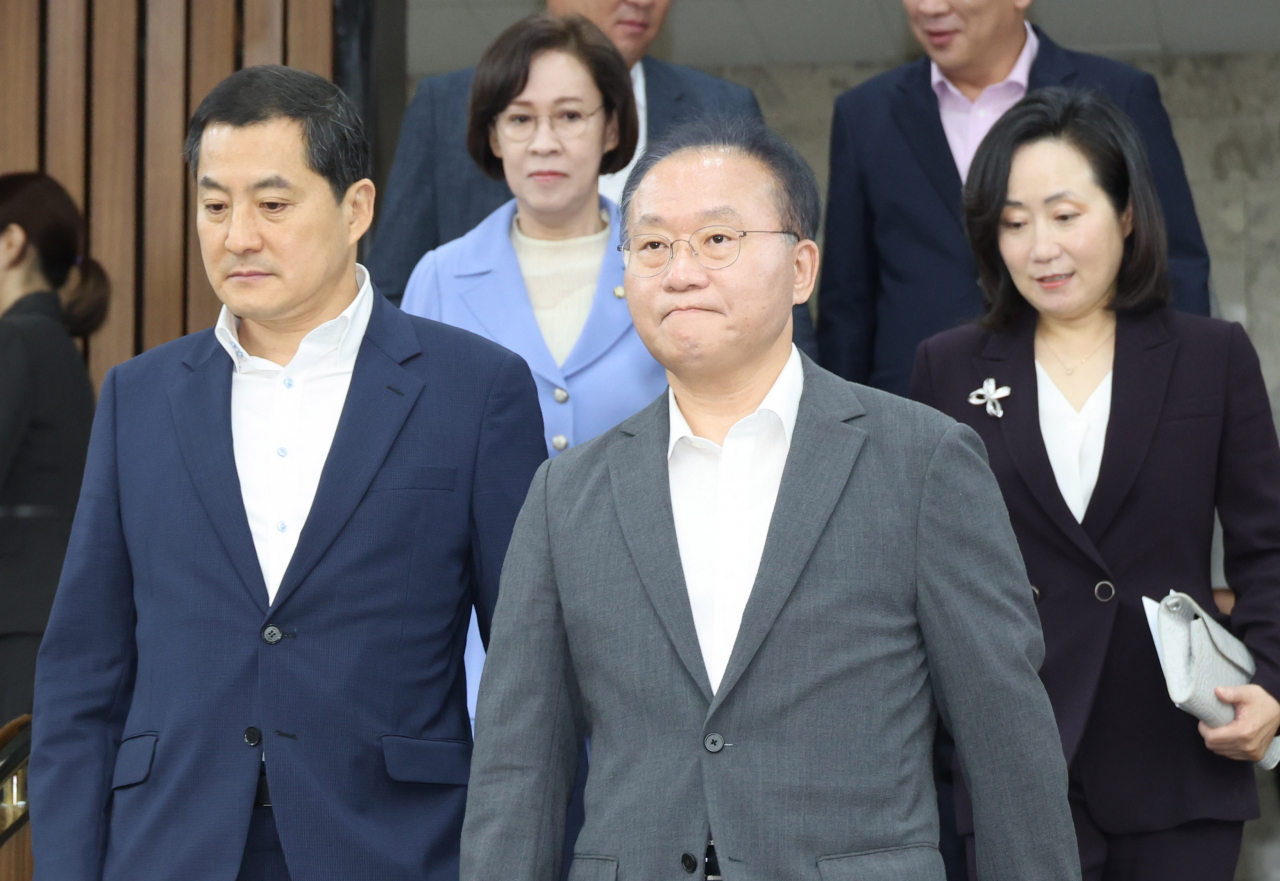 국민의힘 윤재옥 원내대표와 박대출 정책위의장이 11일 오전 서울 여의도 국회에서 열린 원내대책회의에 참석하고 있다. [연합]