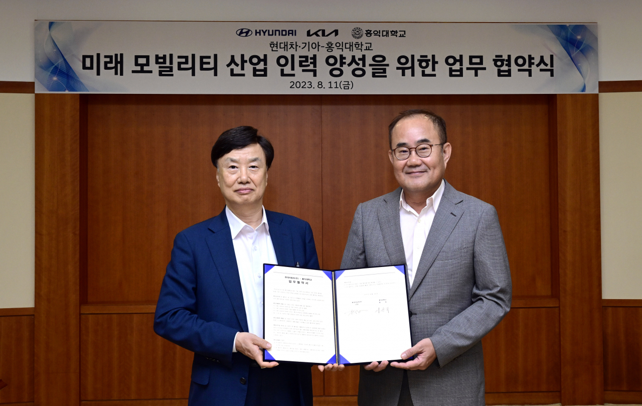 서종욱(왼쪽) 홍익대 총장과 김용화 현대차·기아 CTO 사장이 현대차·기아-홍익대학교의 업무협약식에서 기념촬영을 하는 모습. [현대차·기아 제공]