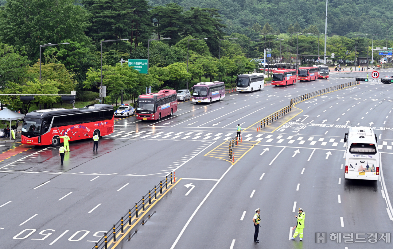 2023 새만금 세계스카우트잼버리 폐영식과 K팝 슈퍼라이브 콘서트가 열리는 11일 서울 마포구 서울월드컵경기장으로 대원들이 이동하고 있다. 사진공동취재단