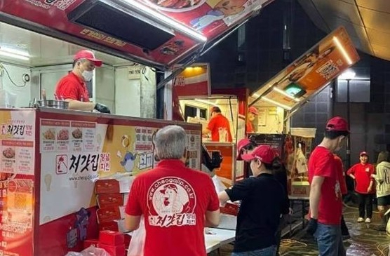 10일 서울시립대학교 기숙사에 머무는 대만 잼버리 대원들과 기존 기숙사 한국 학생들을 위해 치킨 350여마리를 제공했다. [블라인드]