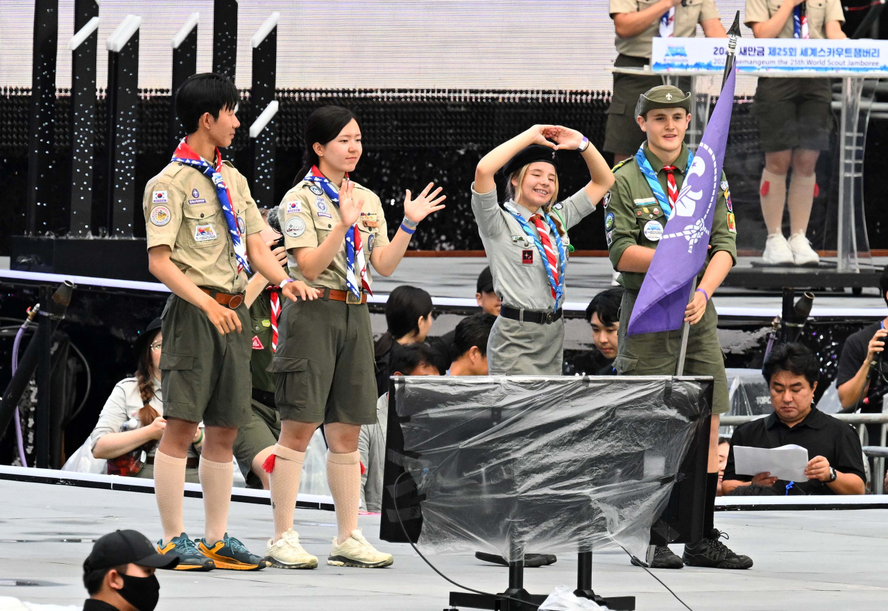11일 서울 마포구 서울월드컵경기장에서 열린 2023 새만금 세계스카우트잼버리 폐영식에서 한국 대원들이 차기 개최국 폴란드 대원에게 연맹기를 전달하고 있다. [연합]