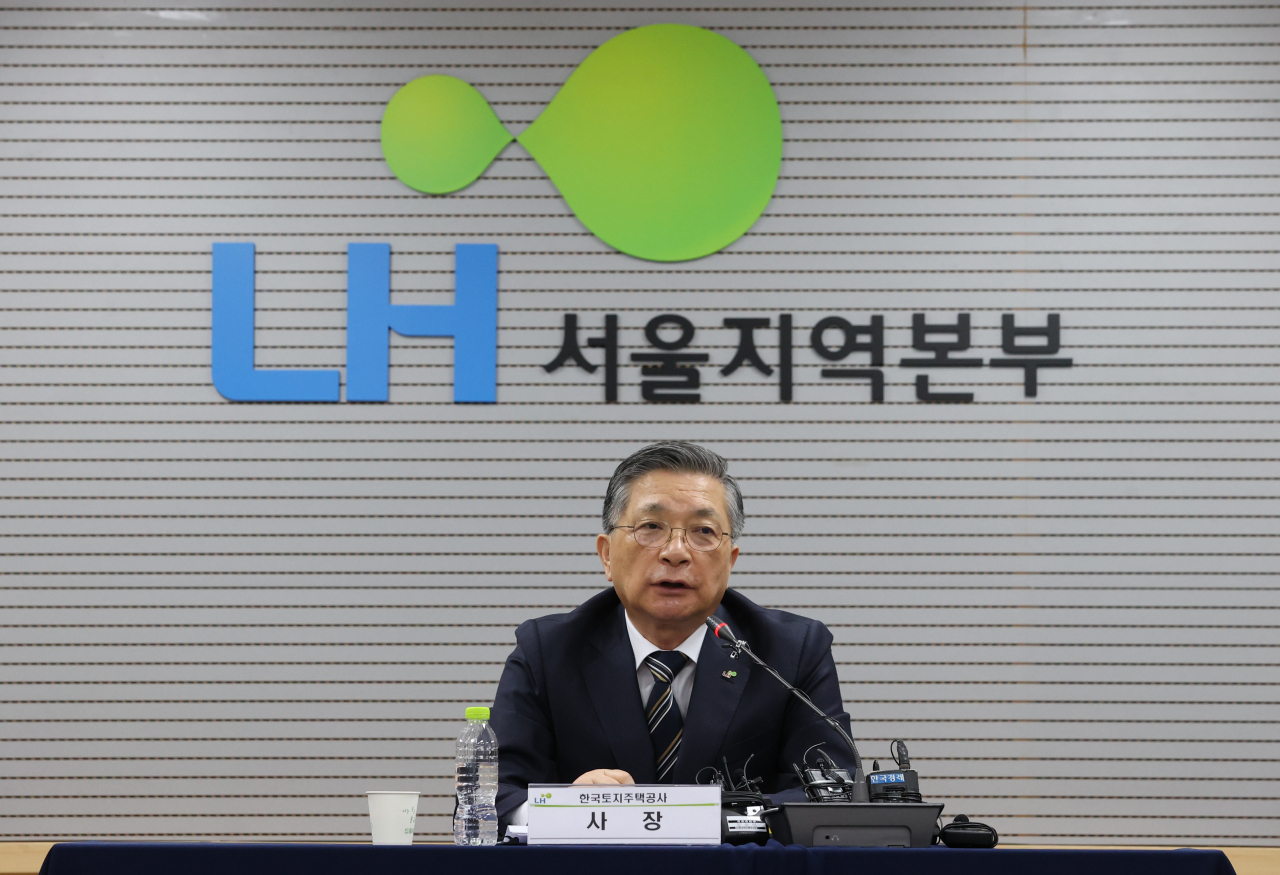Lee Han-joon, the CEO of the Korea Land and Housing Corp., speaks at a press conference at the LH headquarters in Seoul on Friday. (Yonhap)